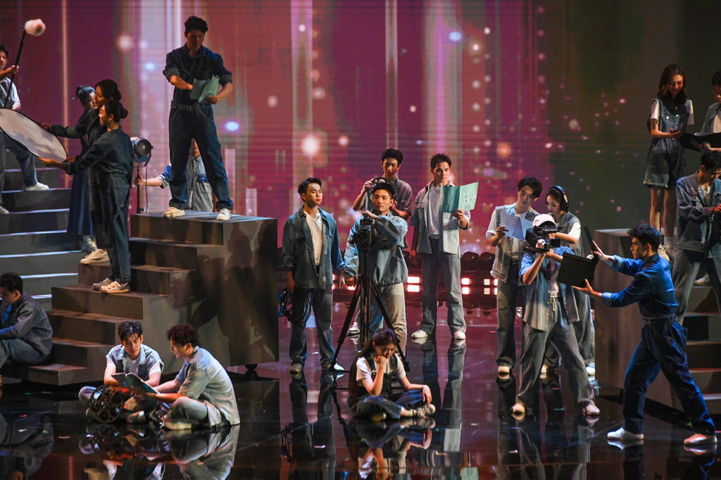 11月11日晚拍摄的2025年中国金鸡百花电影节开幕式现场。