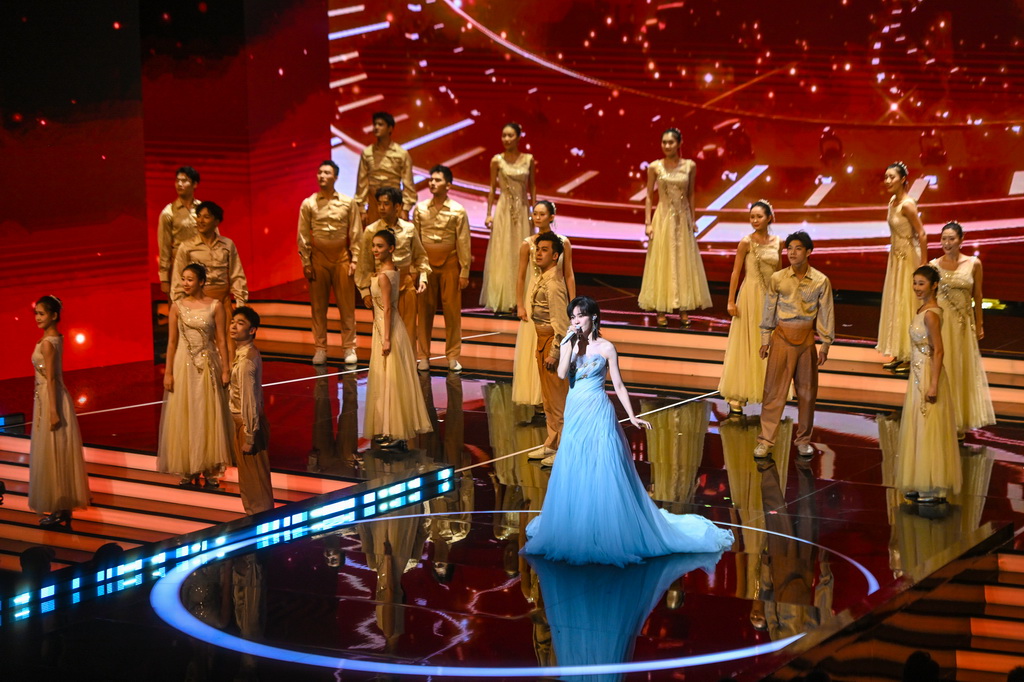 11月11日晚拍摄的2025年中国金鸡百花电影节开幕式现场。