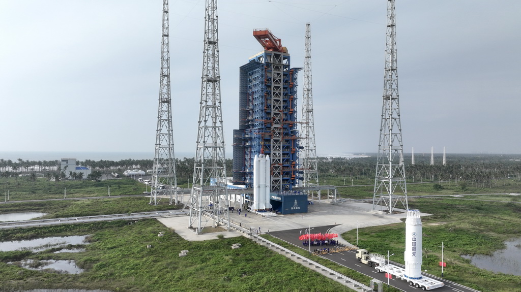 11月11日，长八甲遥五火箭箭体由技术区测试厂房转运至发射区（无人机照片）。