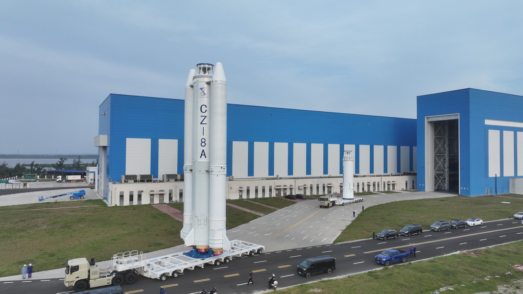 11月11日，长八甲遥五火箭箭体被运出测试厂房（无人机照片）。