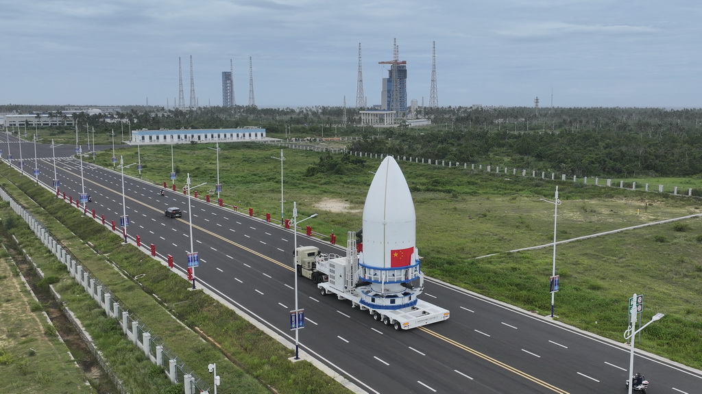 这是11月11日拍摄的长八甲遥五火箭整流罩转运现场（无人机照片）。