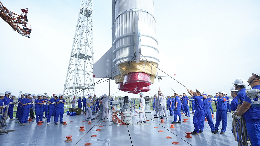 11月11日，发射场工作人员对长八甲遥五火箭进行吊装作业。