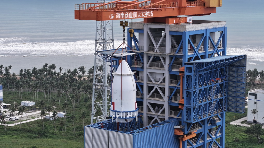 这是11月11日拍摄的长八甲遥五火箭整流罩吊装作业现场（无人机照片）。