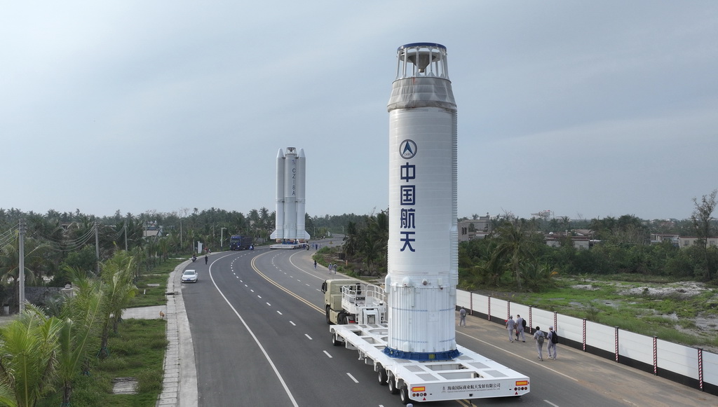 11月11日，长八甲遥五火箭箭体由技术区测试厂房转运至发射区（无人机照片）。