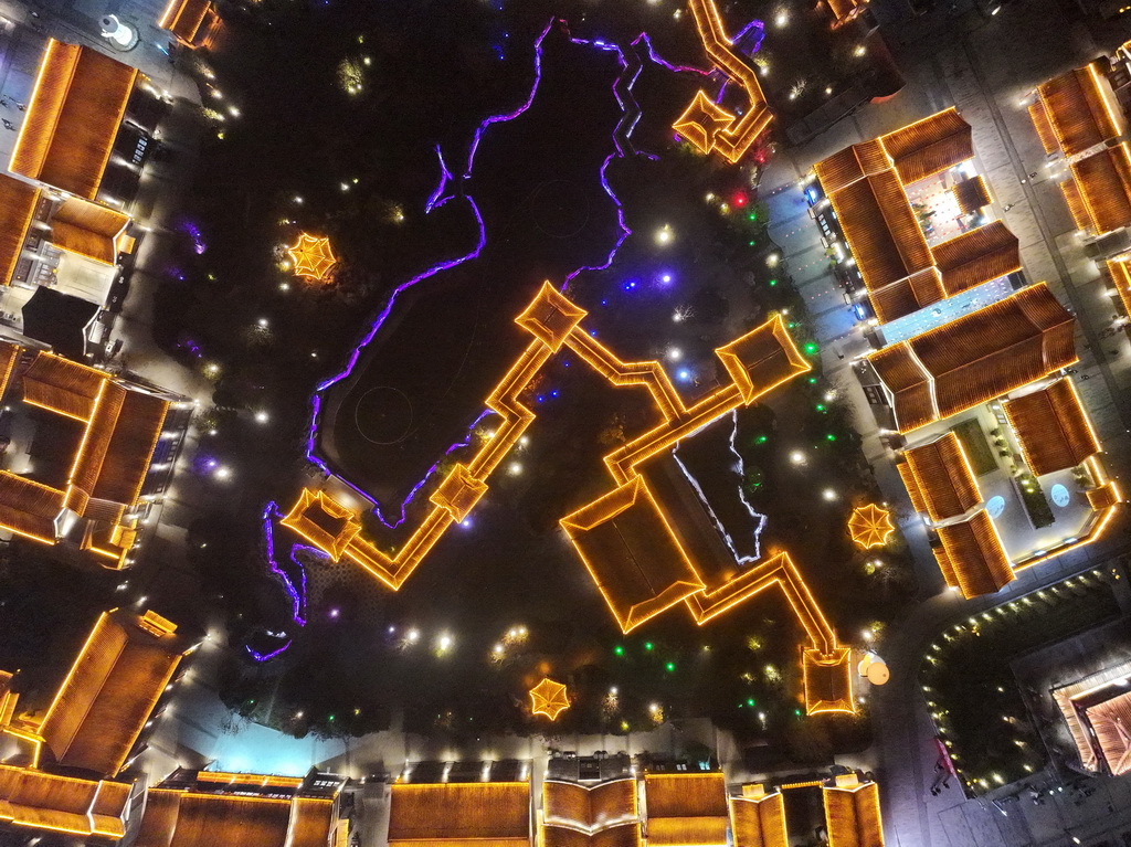 京杭大运河沧州段沿线建筑灯光璀璨(11月11日摄,无人机照片)。