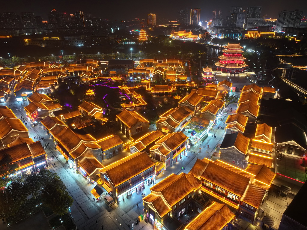 京杭大运河沧州段沿线建筑灯光璀璨(11月11日摄,无人机照片)。