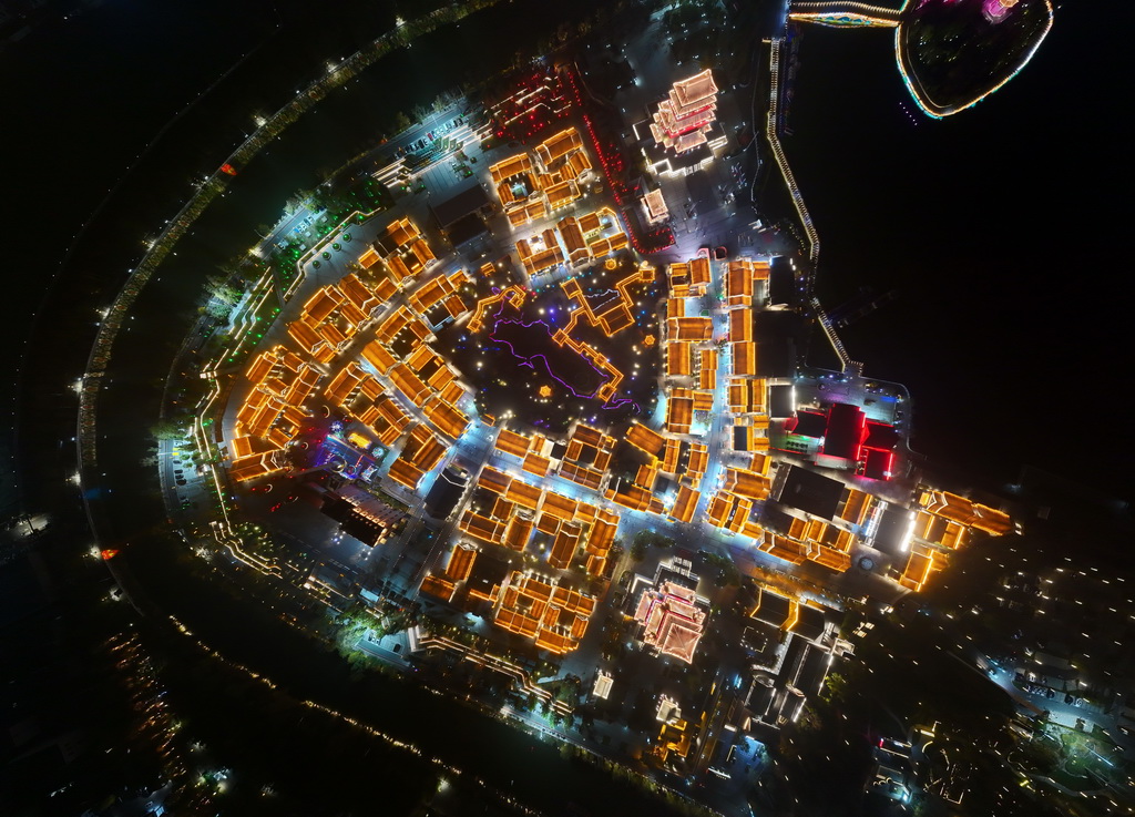 京杭大运河沧州段夜色(11月11日摄,无人机照片)。