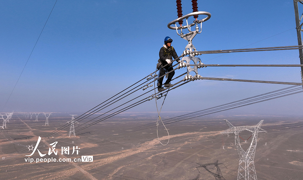 新疆奇台：电力员工高空走线消缺【3】