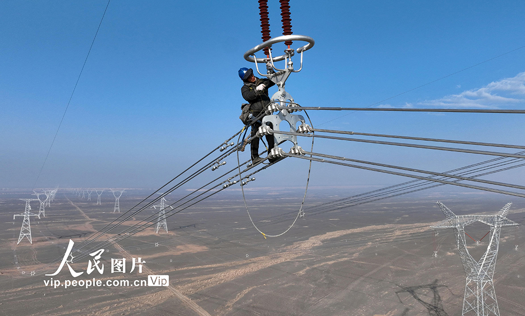新疆奇台:电力员工高空走线消缺【4】