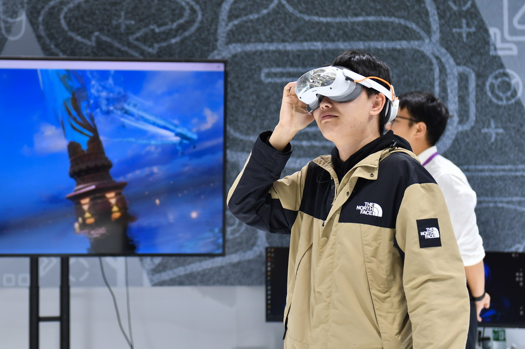 11月12日，观众在2025中国新媒体技术展上体验VR眼镜。