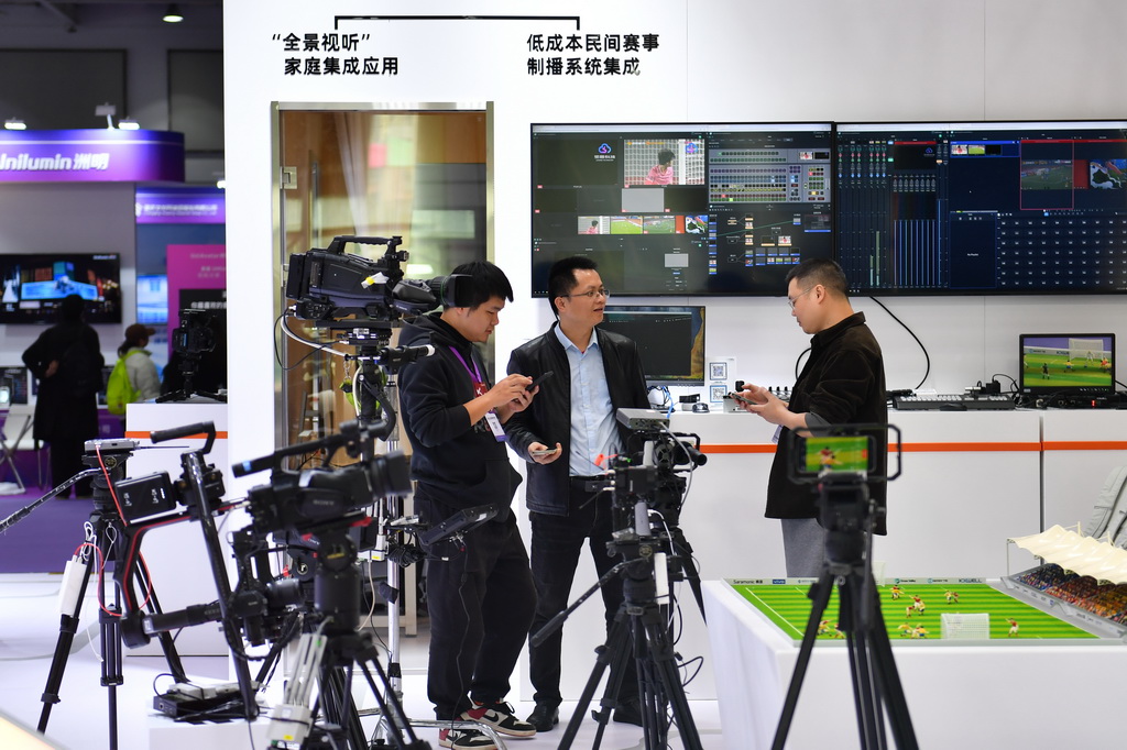 11月12日，观众在2025中国新媒体技术展上了解拍摄、转播设备。