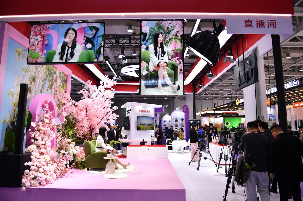 11月12日，参展商在2025中国新媒体技术展上介绍一款拍摄设备的成像功能。