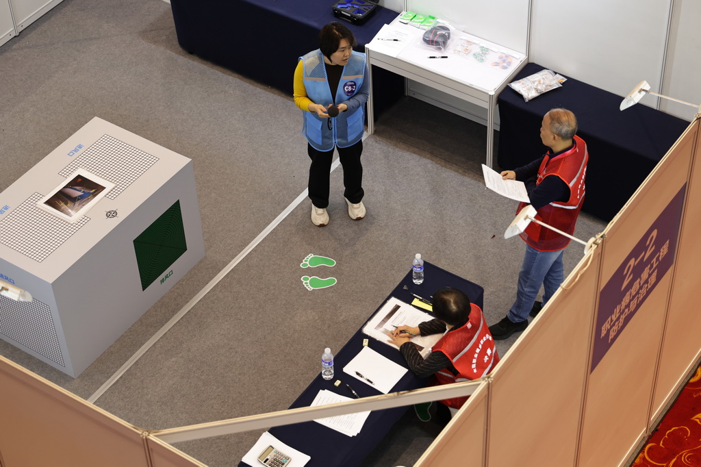 11月12日,选手参加“职业病危害工程防护与治理”项目比赛。