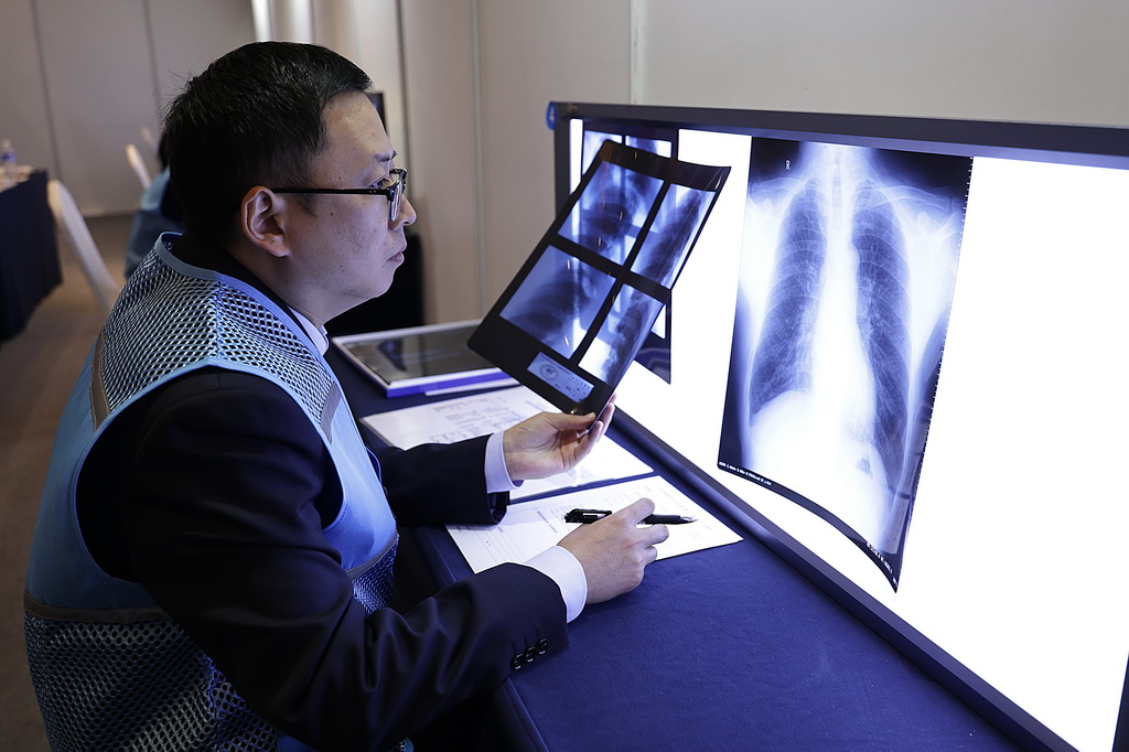 11月12日,选手参加“职业健康检查与职业病诊断”项目比赛。