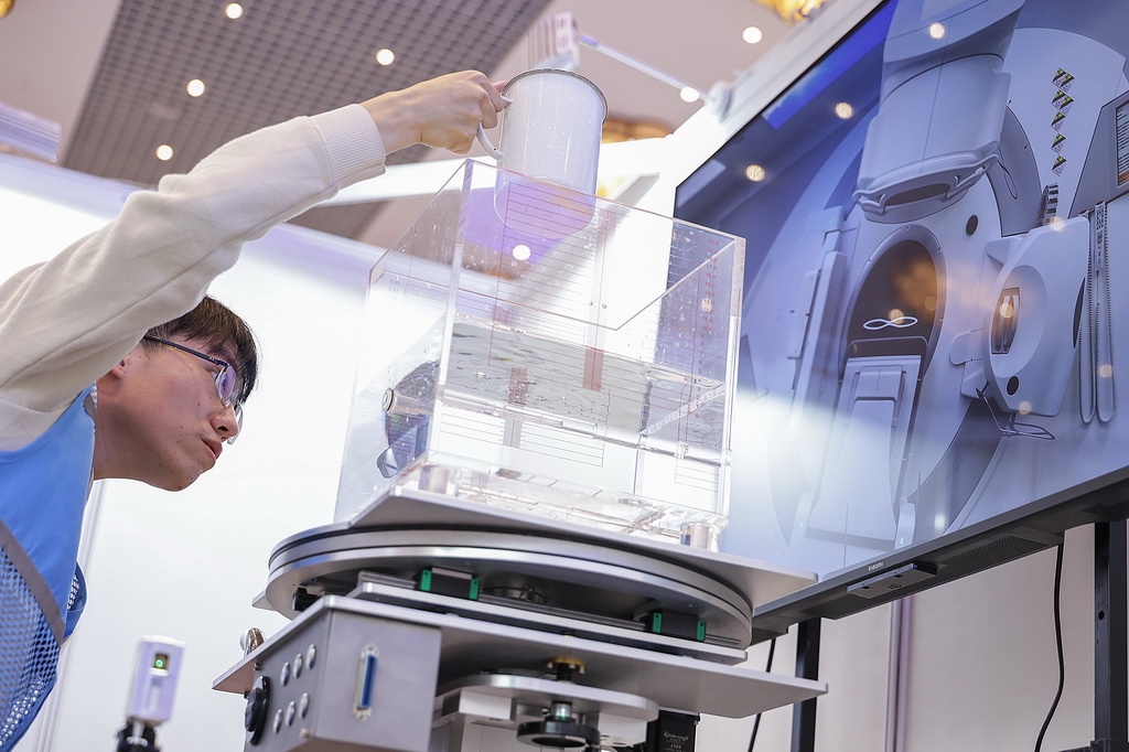 11月12日,选手在操作技能竞赛中。