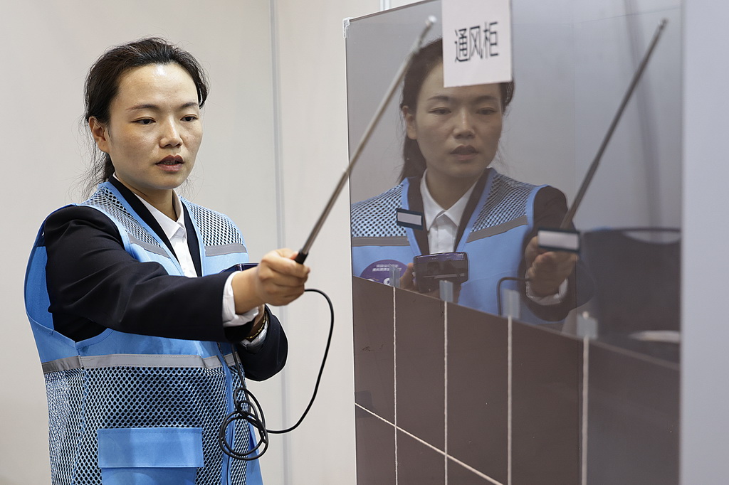 11月12日,选手在操作技能竞赛中。