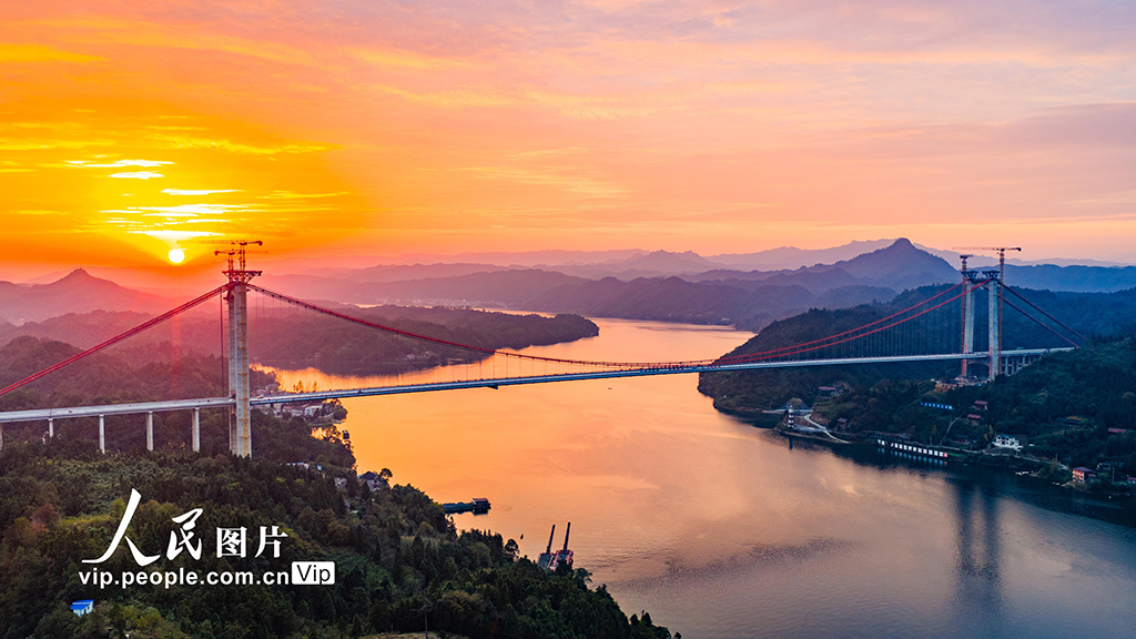 湖南沅陵：洞庭溪沅水特大桥进行桥面摊铺【4】