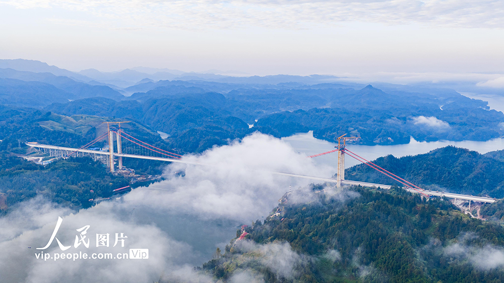 湖南沅陵：洞庭溪沅水特大桥进行桥面摊铺【2】