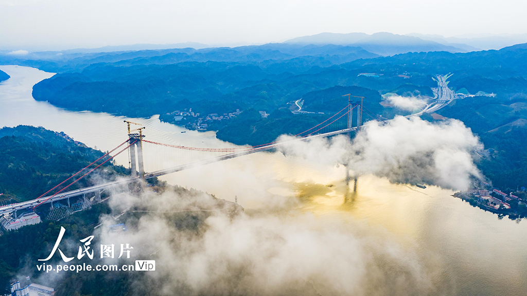 湖南沅陵：洞庭溪沅水特大桥进行桥面摊铺【3】