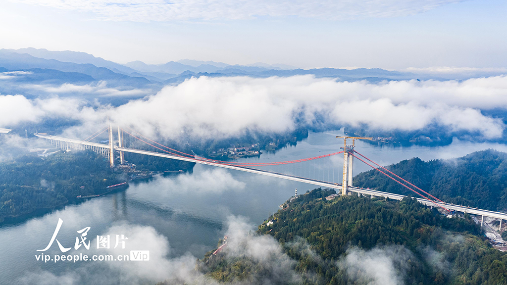 湖南沅陵：洞庭溪沅水特大桥进行桥面摊铺【5】