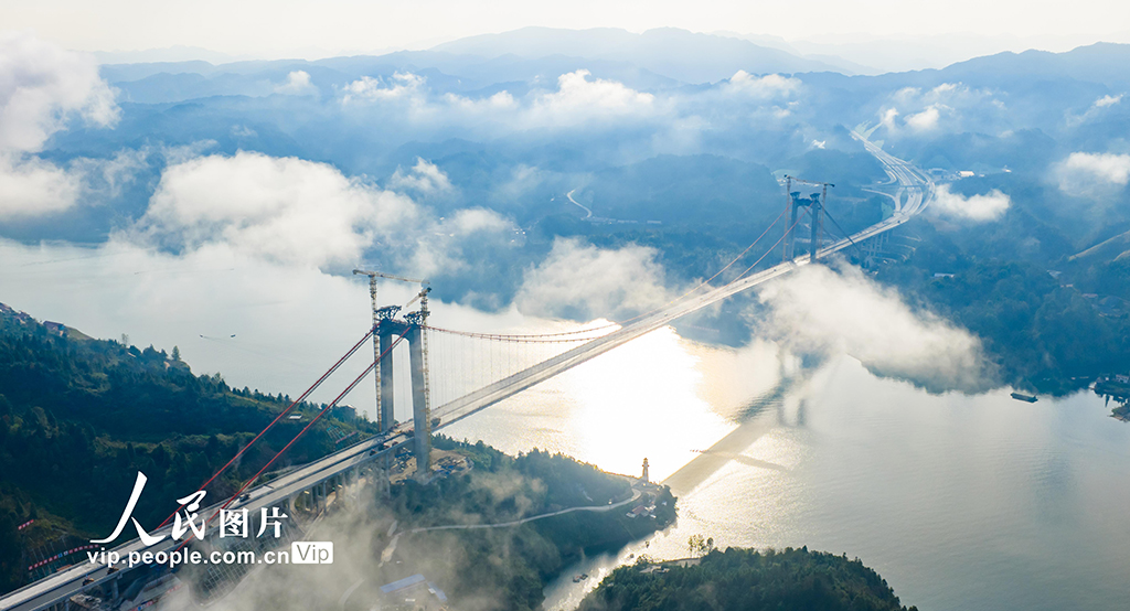 湖南沅陵：洞庭溪沅水特大桥进行桥面摊铺【7】