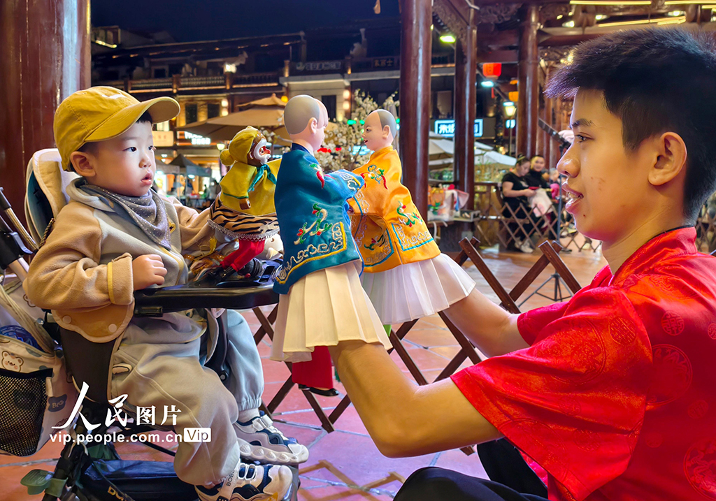 福建漳州：布袋木偶戏受关注【2】