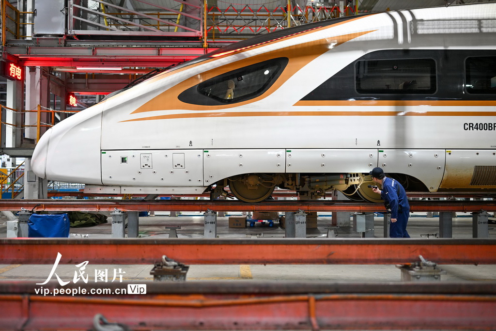 2025年11月15日凌晨，在南京动车段南京南动车运用所检修库，地勤机械师对车体外表进行检查。