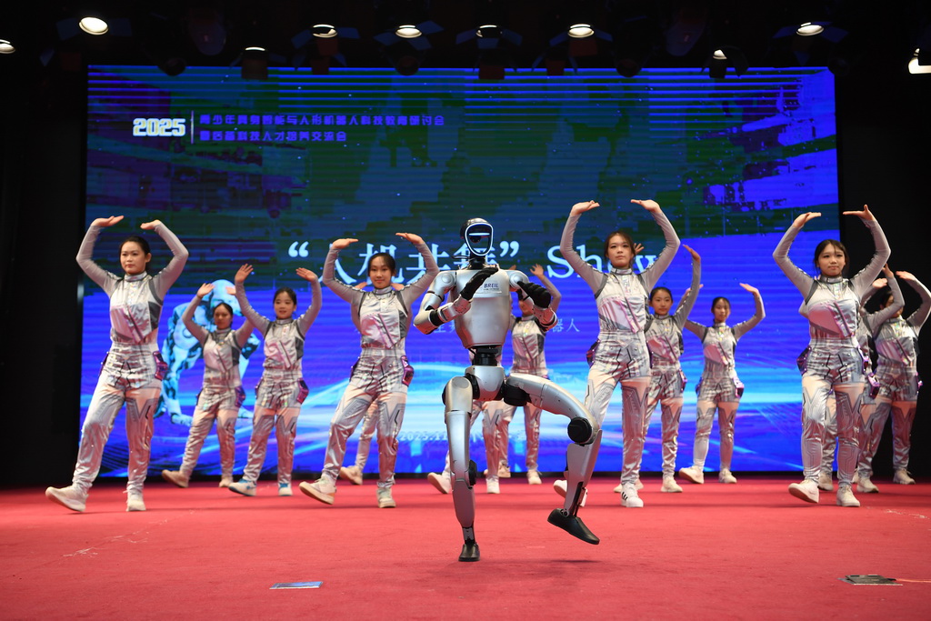 11月15日，学生舞蹈团和人形机器人在主论坛现场表演“人机共舞”开场秀。
