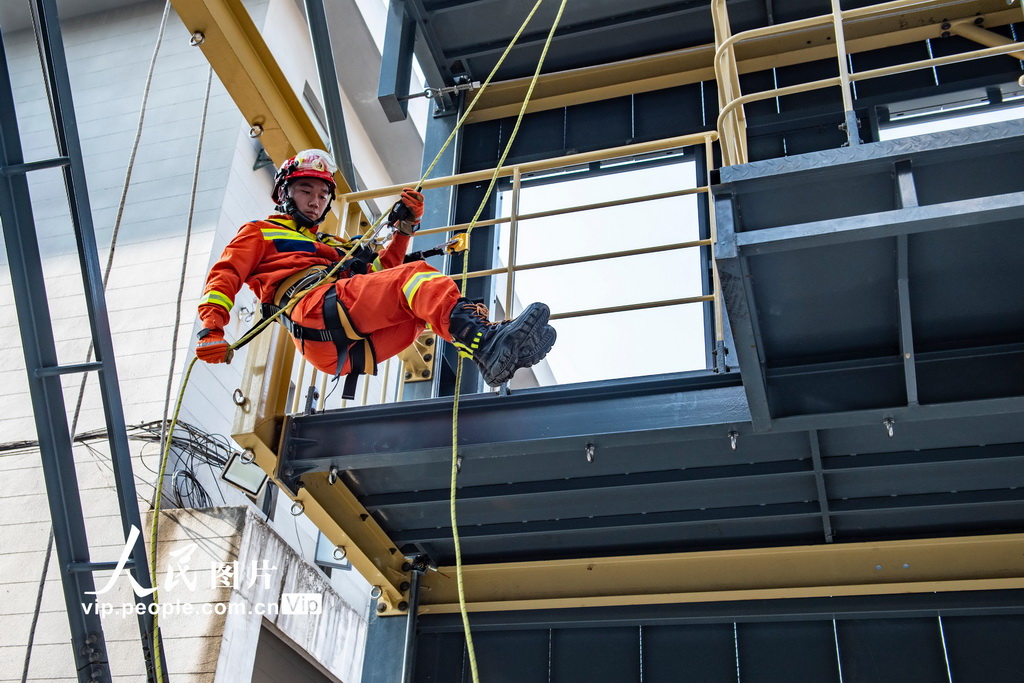 2025年11月17日，消防救援人员在进行绳索下滑训练。