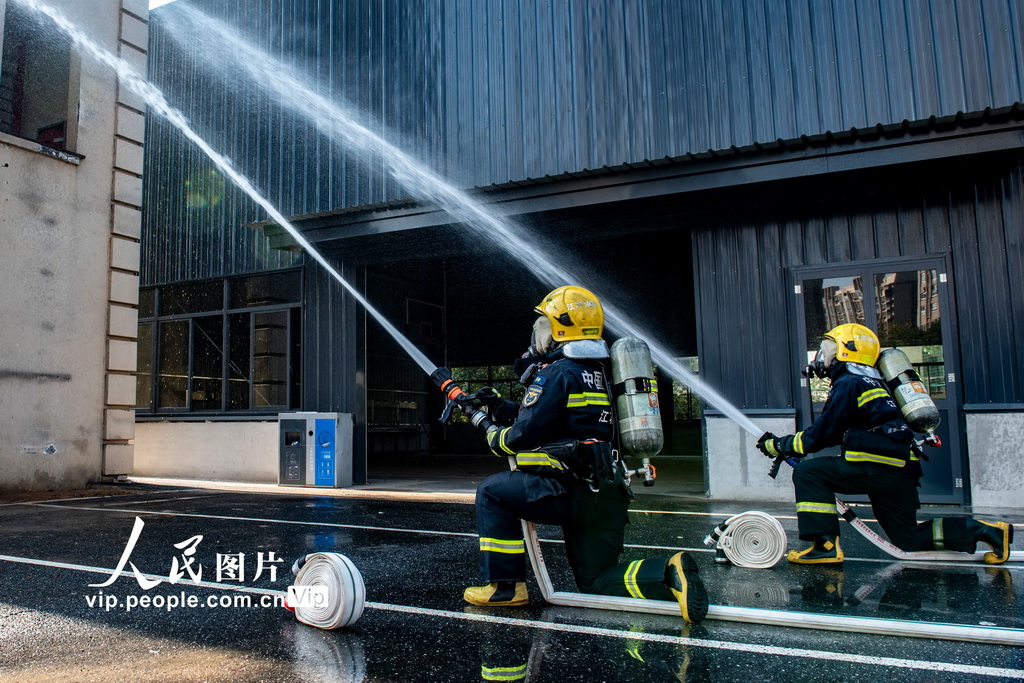 2025年11月17日，消防救援人员在进行水枪操作训练。