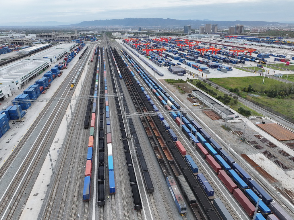 俯瞰西安国际港站(11月17日摄,无人机照片)。