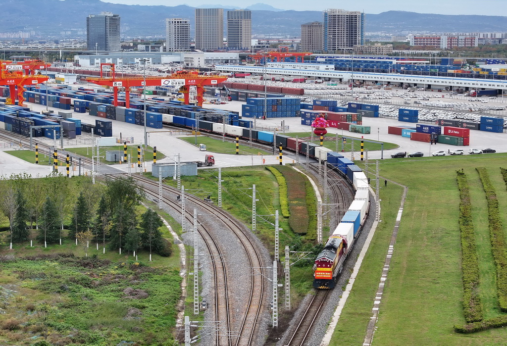 11月17日,X9043次中欧班列(西安)驶出西安国际港站(无人机照片)。