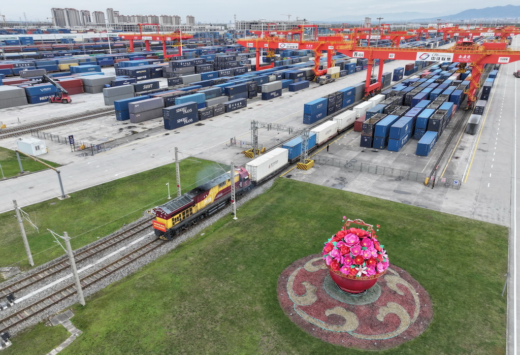 11月17日,X9043次中欧班列(西安)驶出西安国际港站(无人机照片)。
