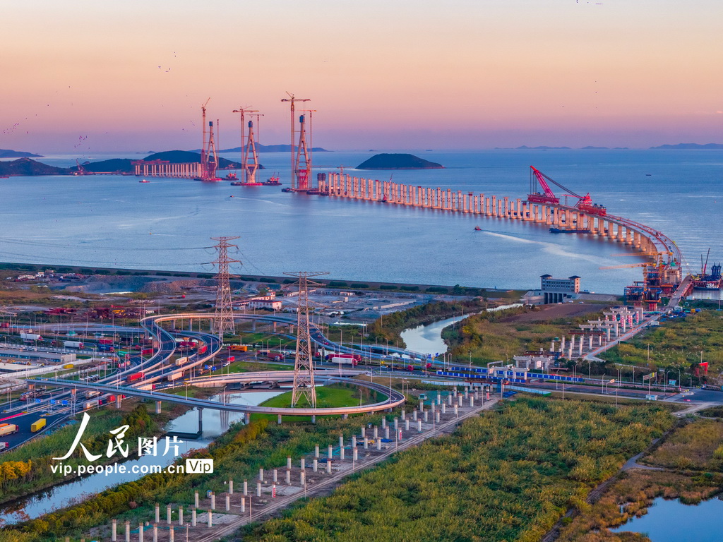 11月16日,宁波舟山港六横公路大桥二期工程,Q3主墩首片钢箱梁架设成功后的海中三主塔及其连线。