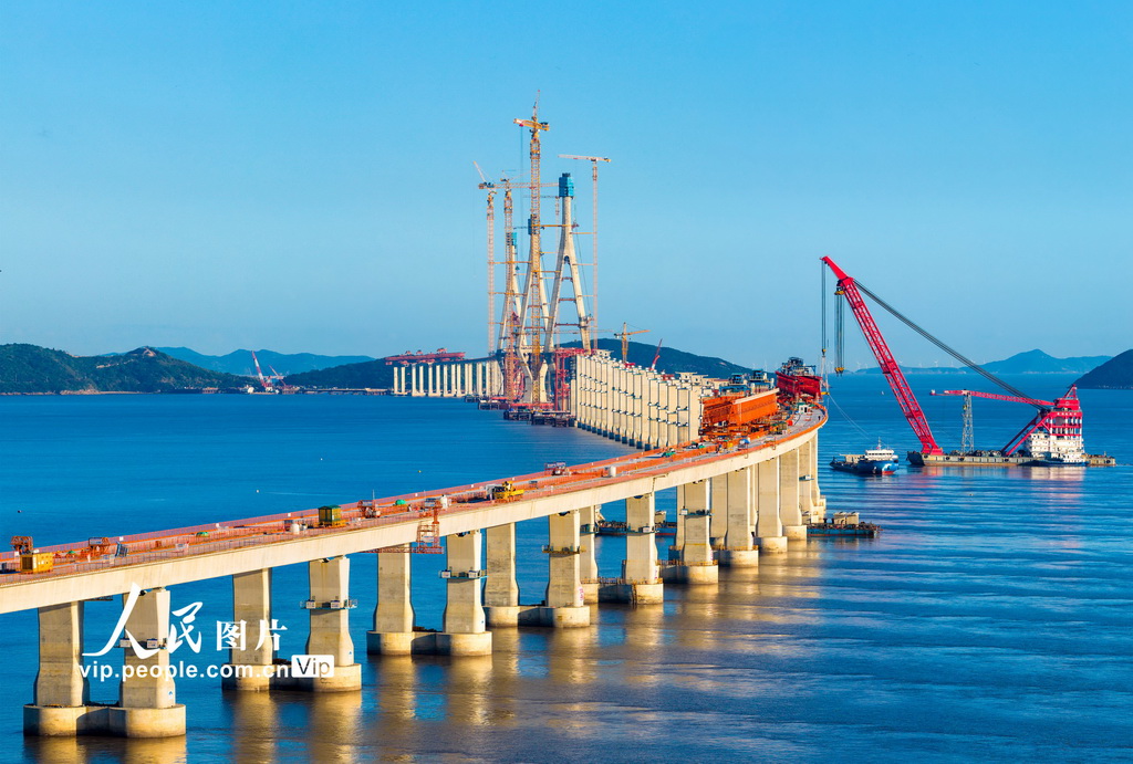 11月16日,宁波舟山港六横公路大桥二期工程,Q3主墩首片钢箱梁架设成功后的海中三主塔及其连线。