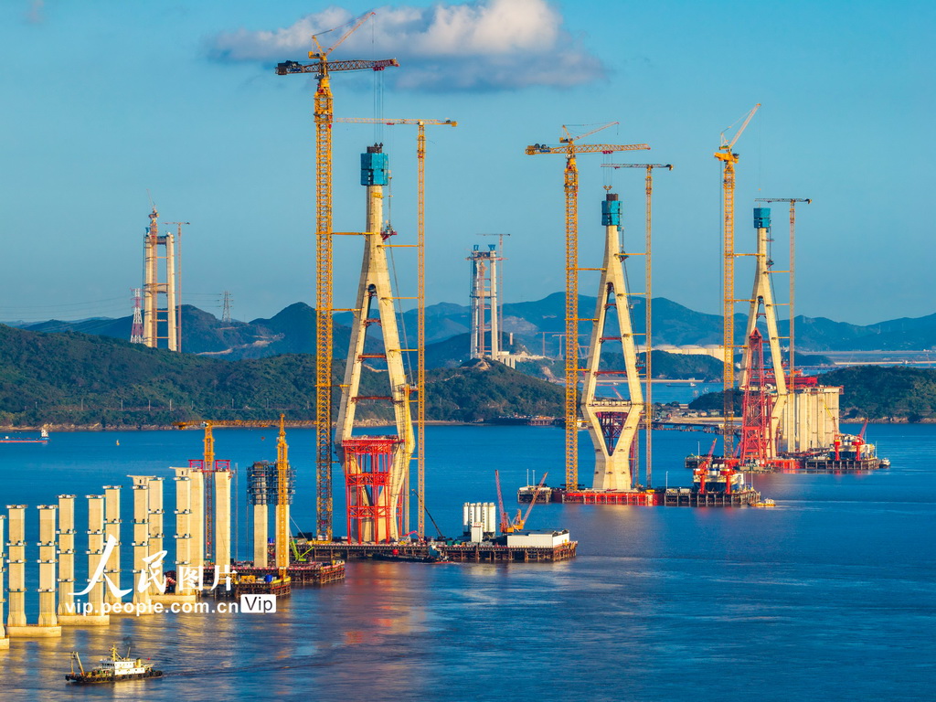 11月16日,宁波舟山港六横公路大桥二期工程,Q3主墩首片钢箱梁架设成功后的海中三主塔及其连线。