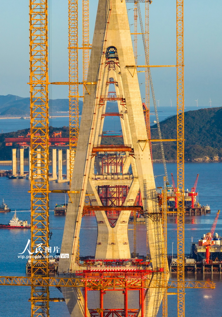 11月16日,宁波舟山港六横公路大桥二期工程,Q3主墩首片钢箱梁架设成功后的海中三主塔及其连线。