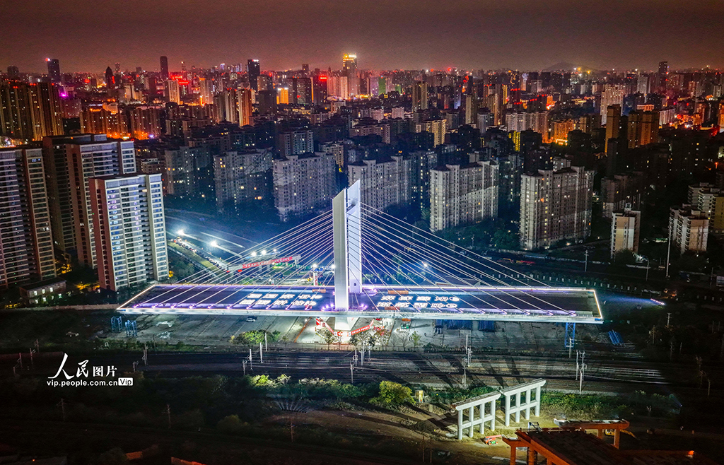 安徽合肥:万吨涉铁桥梁成功转体【3】