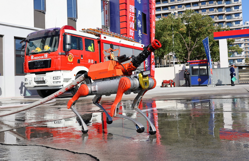 这是11月18日在活动现场拍摄的进行灭火作业演示的高压水炮机器狗。