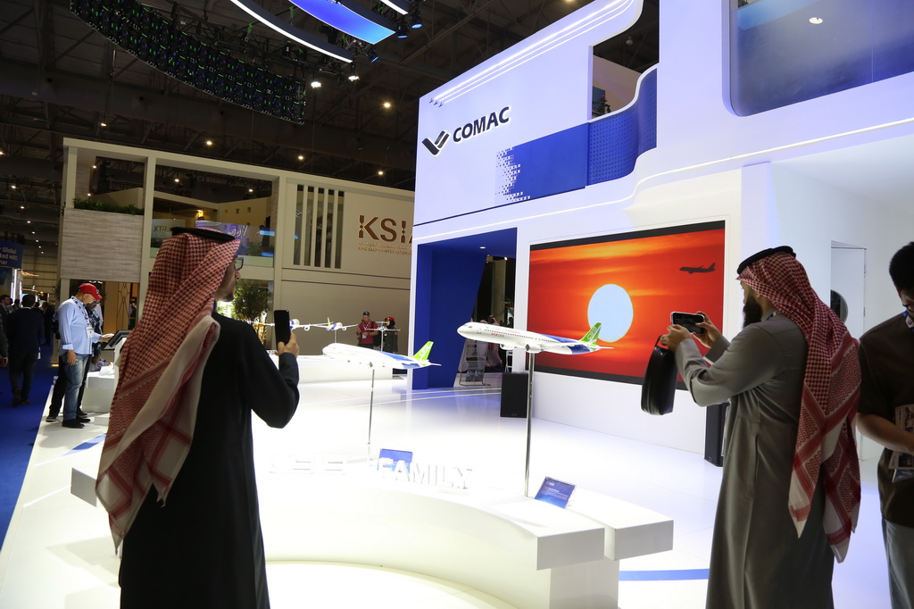 11月17日，在阿联酋迪拜，观众在2025迪拜航空展上参观中国商飞展台。