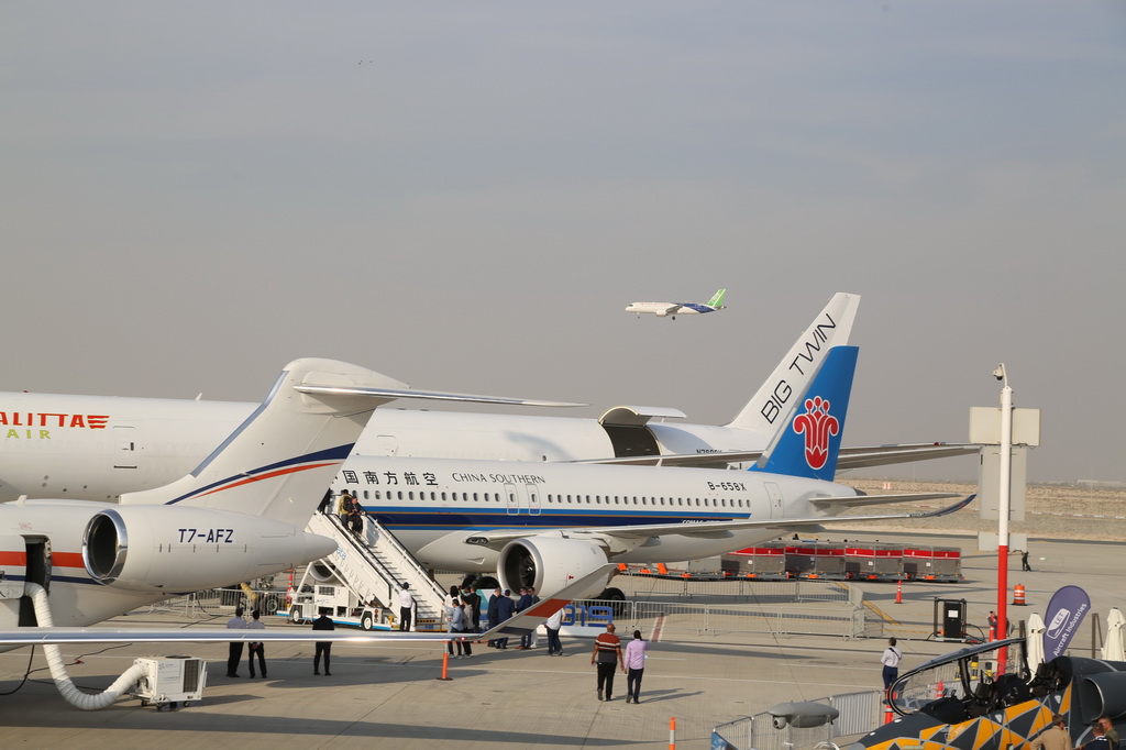 11月17日,在阿联酋迪拜,中国商飞的C919飞机进行飞行展示,地面上停着的是中国南航的C919飞机。