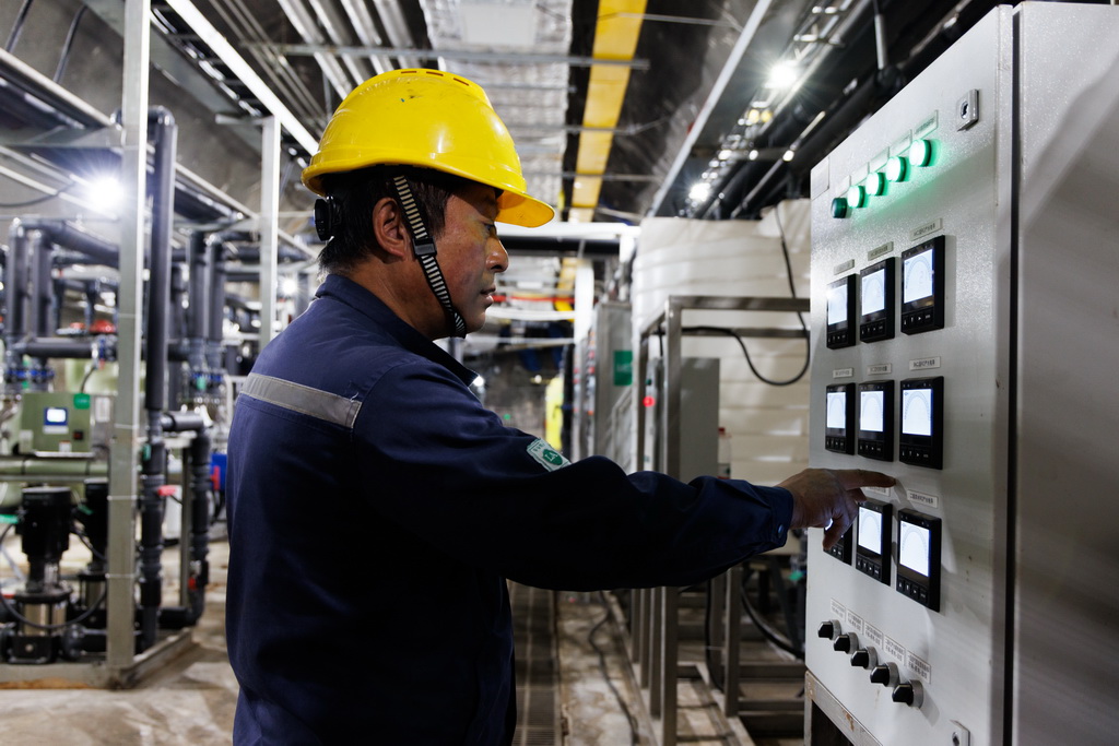 11月18日，工作人员在纯水间监测超纯水处理情况。