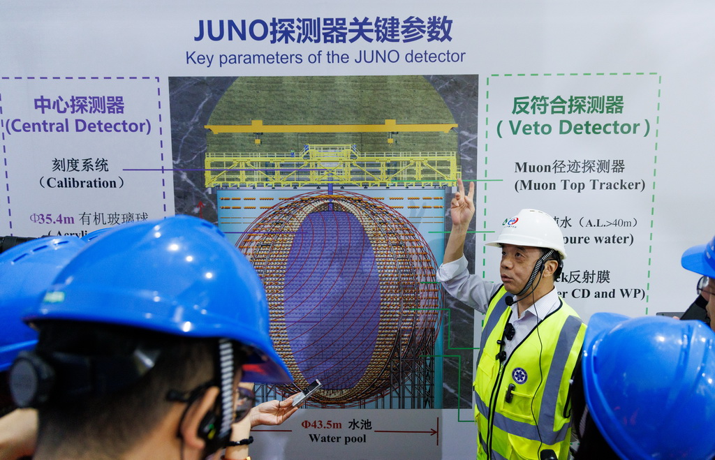 11月18日,中国科学院院士、江门中微子实验项目经理王贻芳在实验大厅向参观者介绍项目情况。