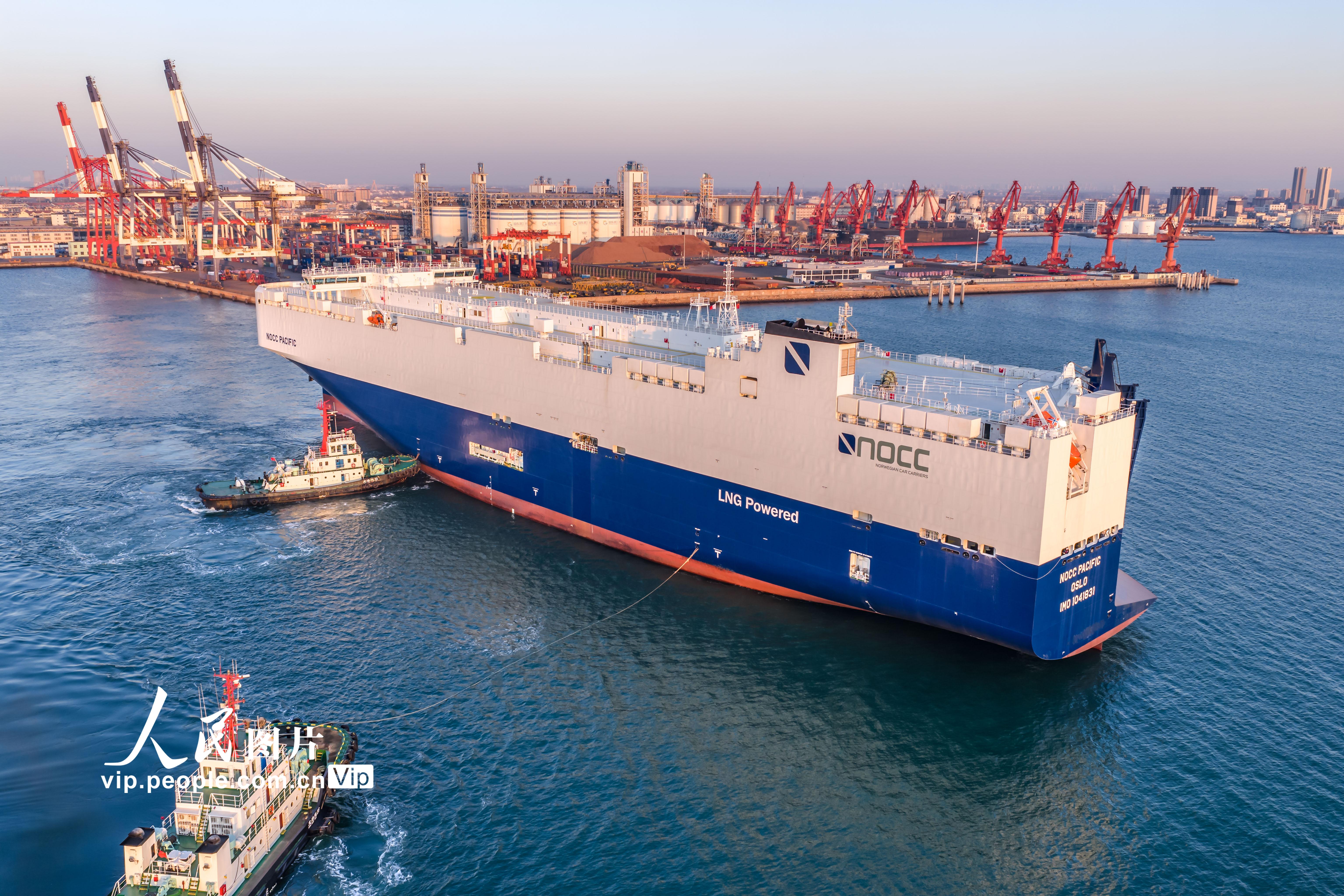 2025年11月19日,符合新能源汽车运输国际新标准的汽车运输船“NOCC PACIFIC”号在山东港口烟台港龙口港区交付首航。
