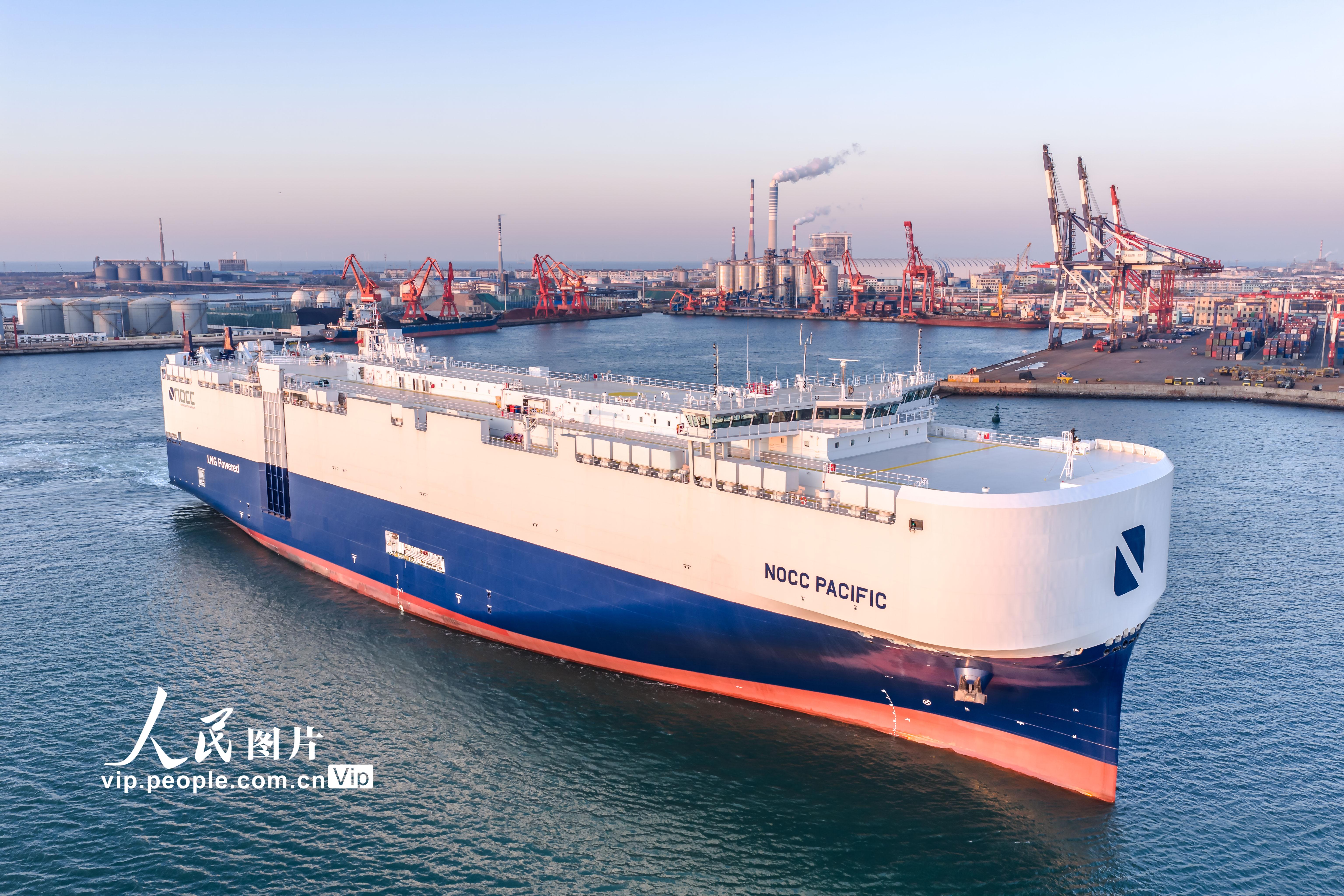 2025年11月19日,符合新能源汽车运输国际新标准的汽车运输船“NOCC PACIFIC”号在山东港口烟台港龙口港区交付首航。