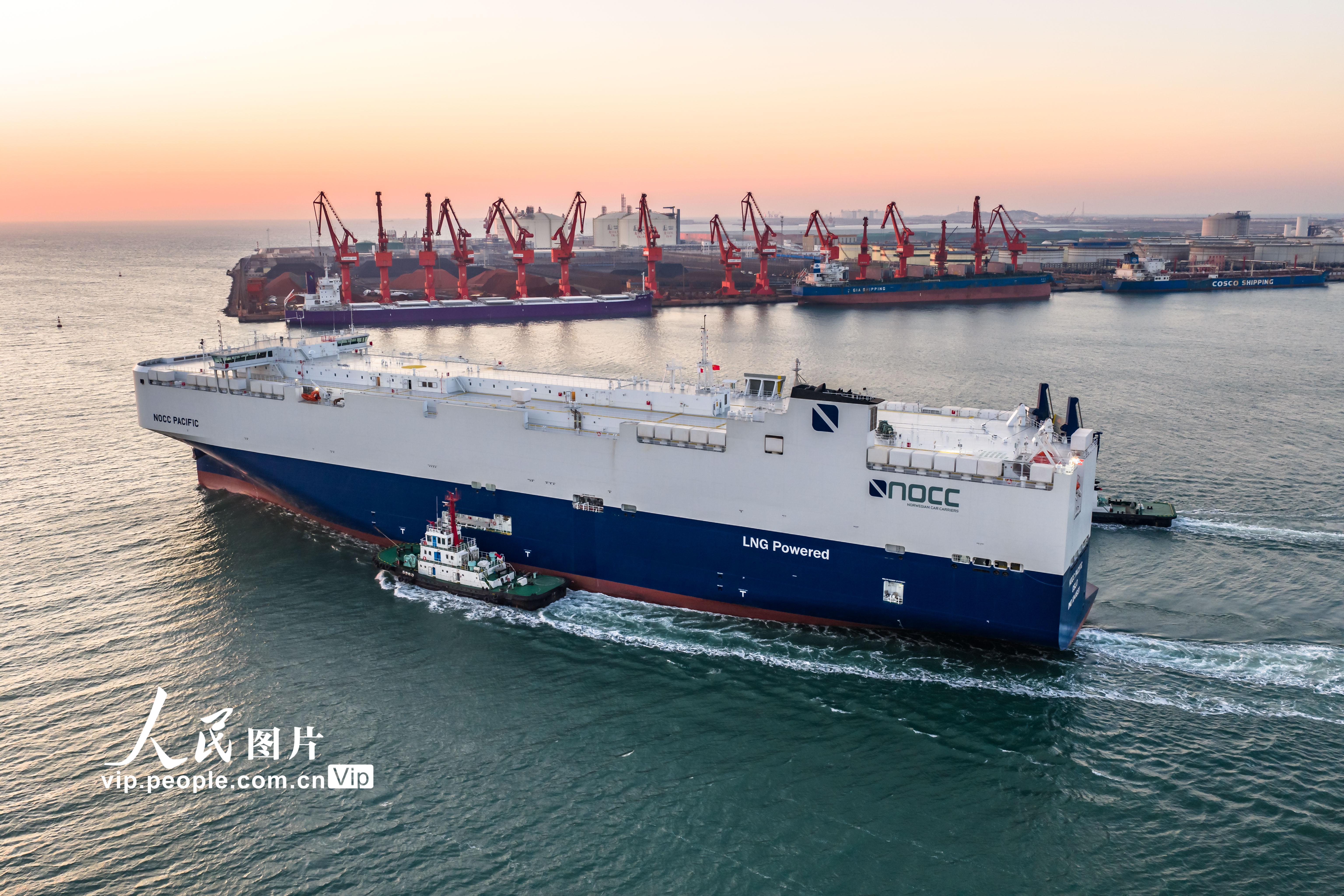 2025年11月19日,符合新能源汽车运输国际新标准的汽车运输船“NOCC PACIFIC”号在山东港口烟台港龙口港区交付首航。
