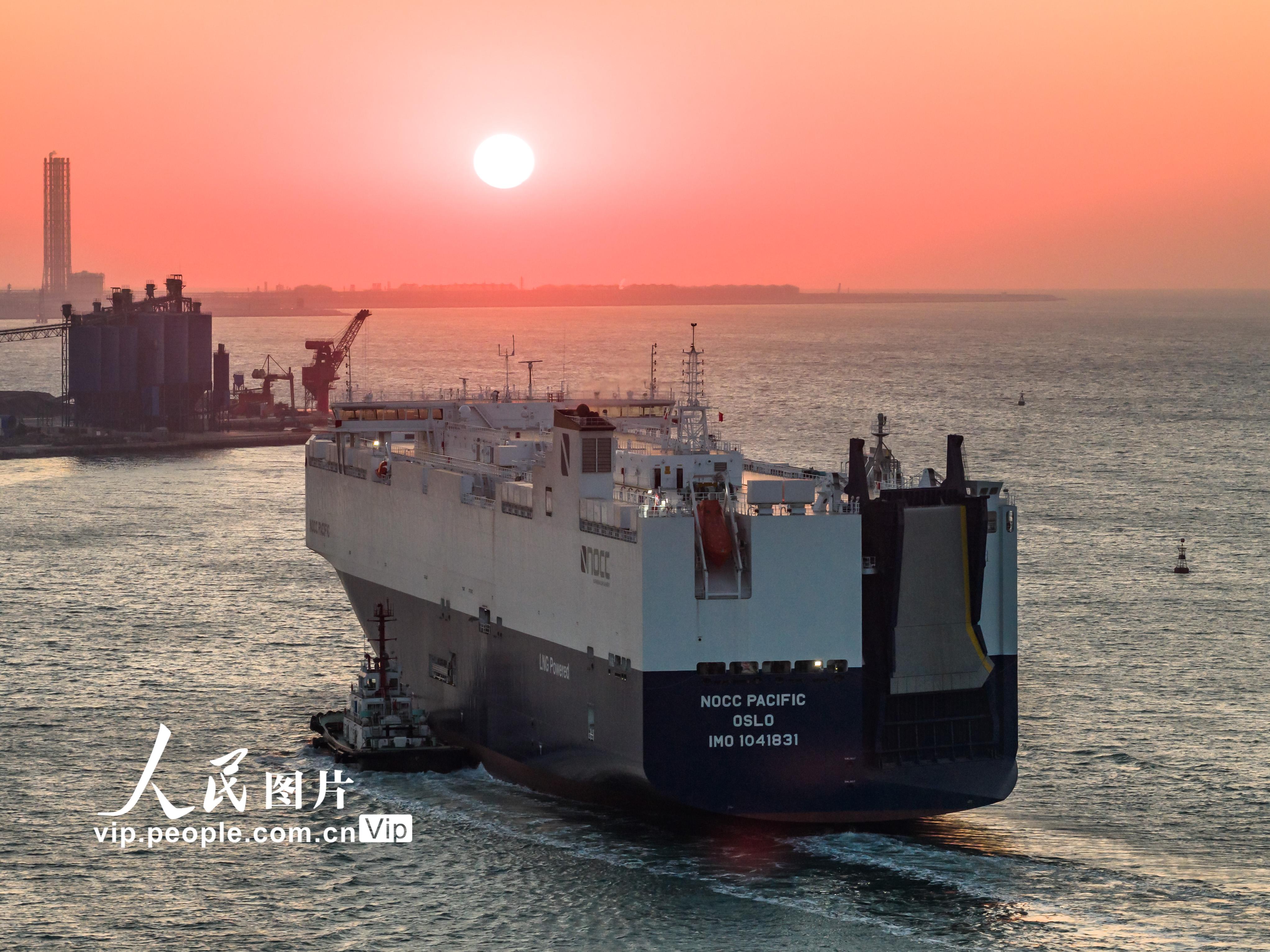 2025年11月19日,符合新能源汽车运输国际新标准的汽车运输船“NOCC PACIFIC”号在山东港口烟台港龙口港区交付首航。