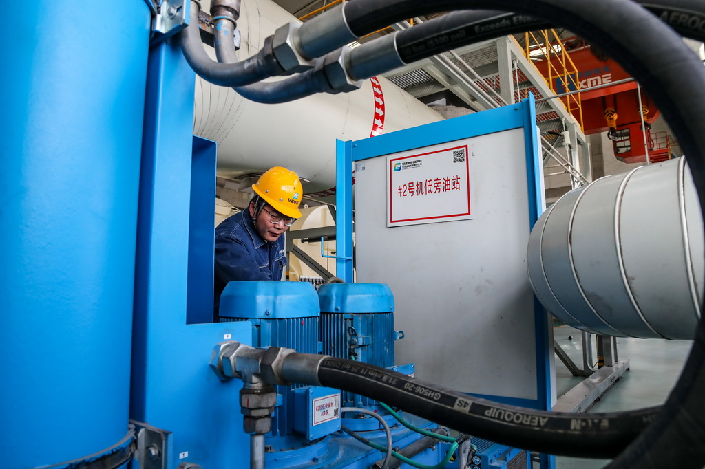 11月19日，工作人员在甘肃电投常乐电厂汽机主厂房内巡检。