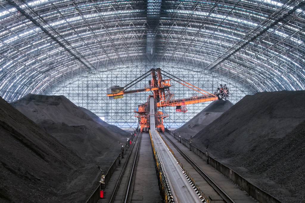 这是11月19日拍摄的甘肃电投常乐电厂煤棚内堆存的燃煤（无人机照片）。