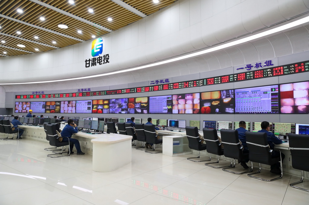 11月19日，在甘肃电投常乐电厂集控室，工作人员监测火电机组运行状况。